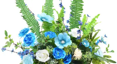 The flower shop makes floral arrangements for customers and delivers them to Causeway Bay.