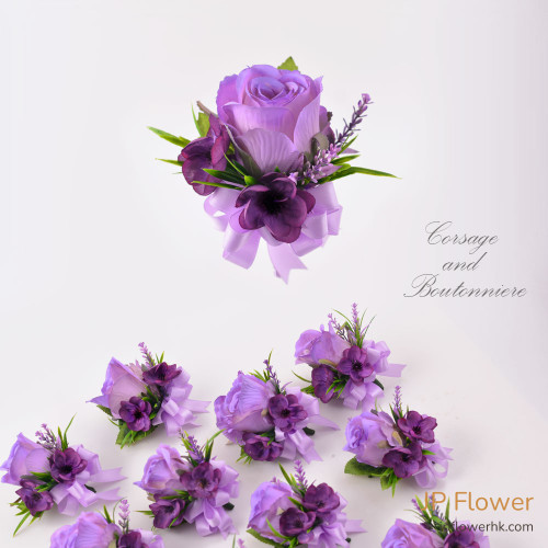 一枚精緻的紫色玫瑰襟花，搭配高雅襯花與絲帶，適用於商務宴會、公司週年慶典等重要場合。