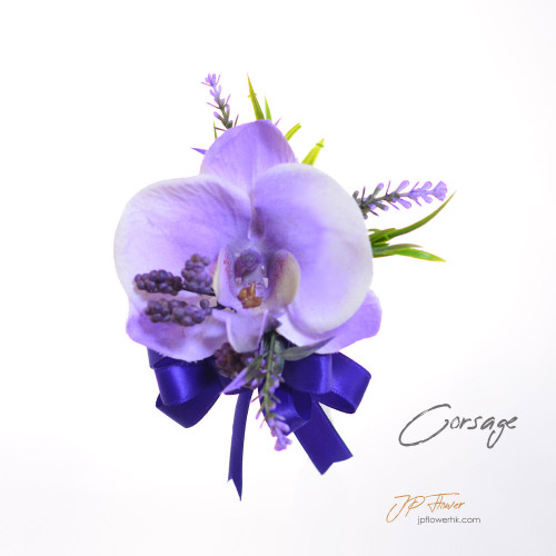 一枚精緻的藍色紫雲蘭與蝴蝶蘭襟花，搭配高雅的襯花，適用於商務宴會與公司週年慶典。