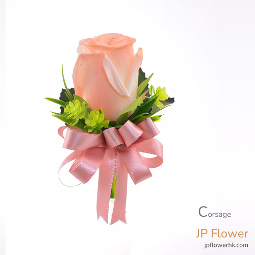 一枚精緻的客製化粉色蝴蝶蘭襟花，特寫展示其細膩的花瓣與獨特的設計。