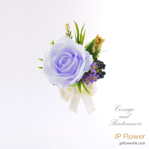 選擇JP花店的小玫瑰襟花，彰顯司儀的優雅風格