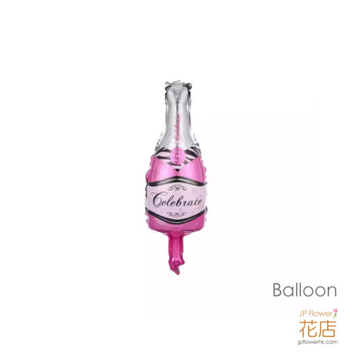 一串由迷你粉紅香檳酒瓶鋁箔氣球組成的氣球束，旁邊是鮮花和禮物，用於慶祝開張或生日。