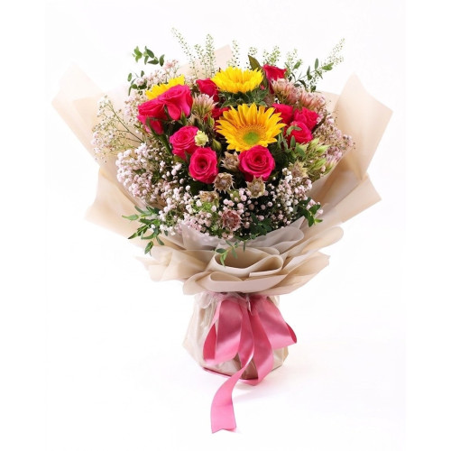 A fresh flower bouquet featuring roses and eustomas in customizable colors, suitable for birthdays and anniversaries, with flower delivery to Kwai Hing.
