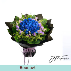 18枝玫瑰+桔梗+黃英花束 - 大水坑「愛情的三重奏：熱情、永恆與日常陽光的客製化宣言」！