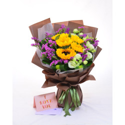 一束為生日或週年紀念設計的溫暖花束，包含5枝向日葵、毋忘我和桔梗
