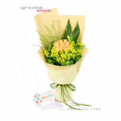 一束為生日或週年紀念設計的持久鮮豔花束，包含18枝玫瑰、小百合和BB草