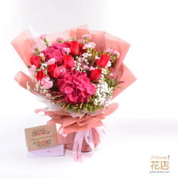 一束多色可選的玫瑰、多頭康乃馨、滿天星與繡球花束，配有客製化氣球與絲帶，適用於送花到太子。