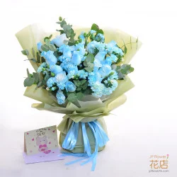 深藍色玫瑰花束，以尤加利和藍色小丁花裝飾，鑽石山送花專屬，適合週年紀念。