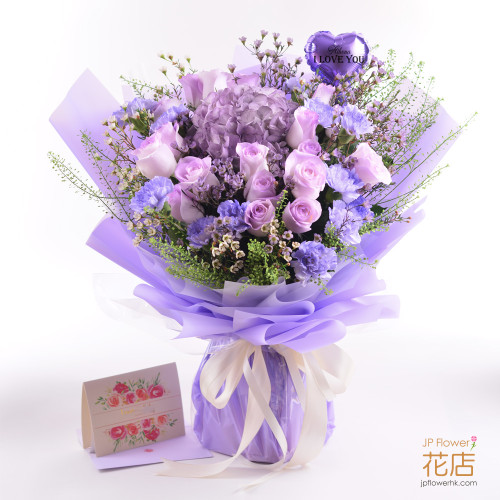 一束平靚正的生日花束，包含淺紫色玫瑰、青色康乃馨和繡球，配有客製化氣球