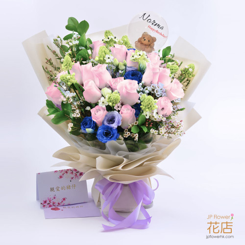 一束為生日設計的客製化花束，包含18枝櫻花粉玫瑰、桔梗和一顆客製化印字公仔氣球