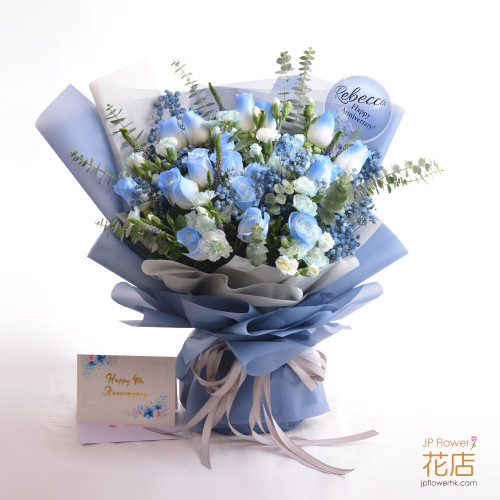 一束18枝玫瑰、滿天星、鳳尾花組成的客製化花束，搭配客製化印字氣球，適用於生日和週年紀念，花店客製化服務。