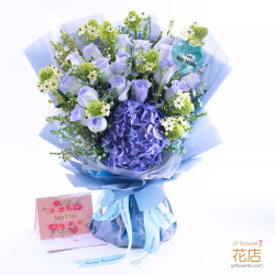 一束為慶祝生日或週年紀念設計的精緻花束，包含18枝玫瑰、繡球和閃亮的大眼雀梅