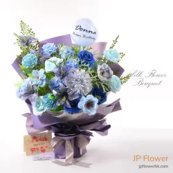 寶藍玫瑰＋牡丹＋小百合仿真花絲花花束（含客製化印字氣球）— JP 花店專屬訂製