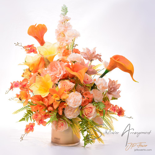 Table flower arrangements make your space more gorgeous - elegantly blooming calla and clivia - SF582
